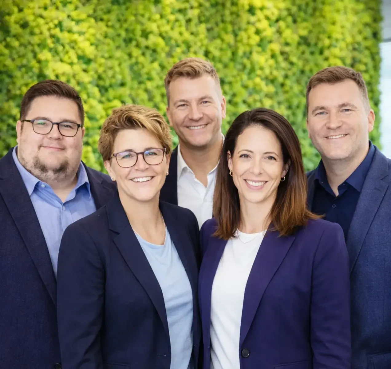 Das 4eB-Team vor einer begrünten Wand